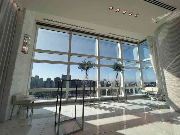 チャペルの祭壇スペースの様子。見晴らしがよく光が差し込む。