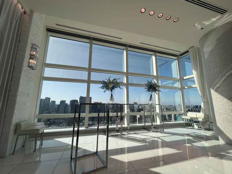 チャペルの祭壇スペースの様子。見晴らしがよく光が差し込む。