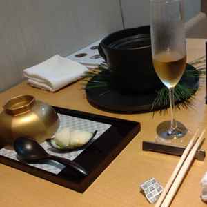 炊き立てのご飯には、梨の漬物が添えてありました。