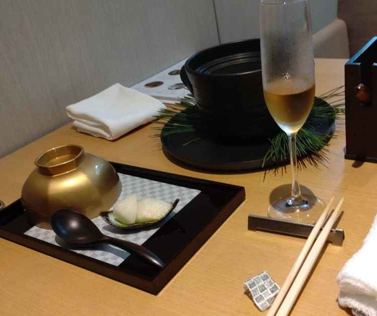 炊き立てのご飯には、梨の漬物が添えてありました。