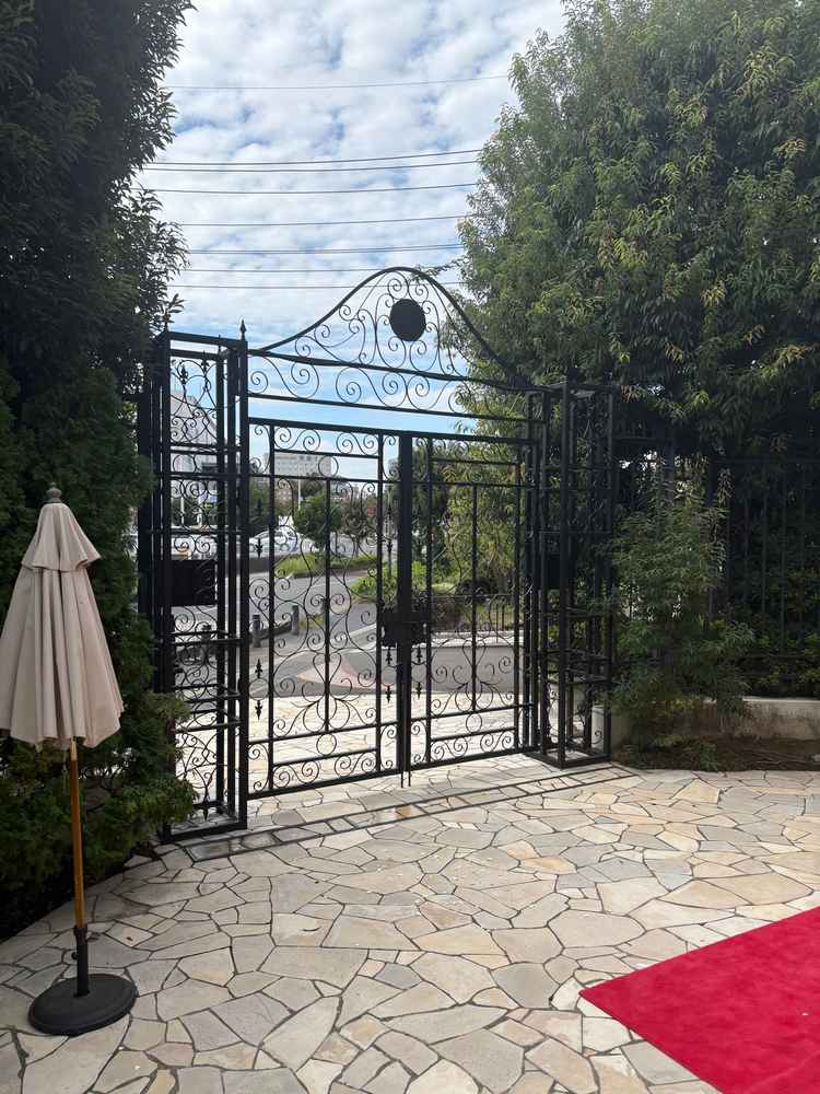 式場入り口。隣には建設中の新しい少人数向け披露宴会場があり、駅からのアクセスも良い。