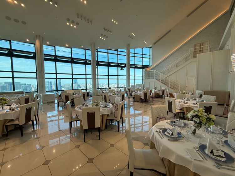 披露宴会場が、吹き抜けで天井がとても高く、開放感があった。