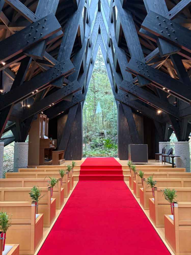 扉を開けた時瞬間レッドカーペットやチャペルへの光の入り方がとても綺麗で印象的でした。