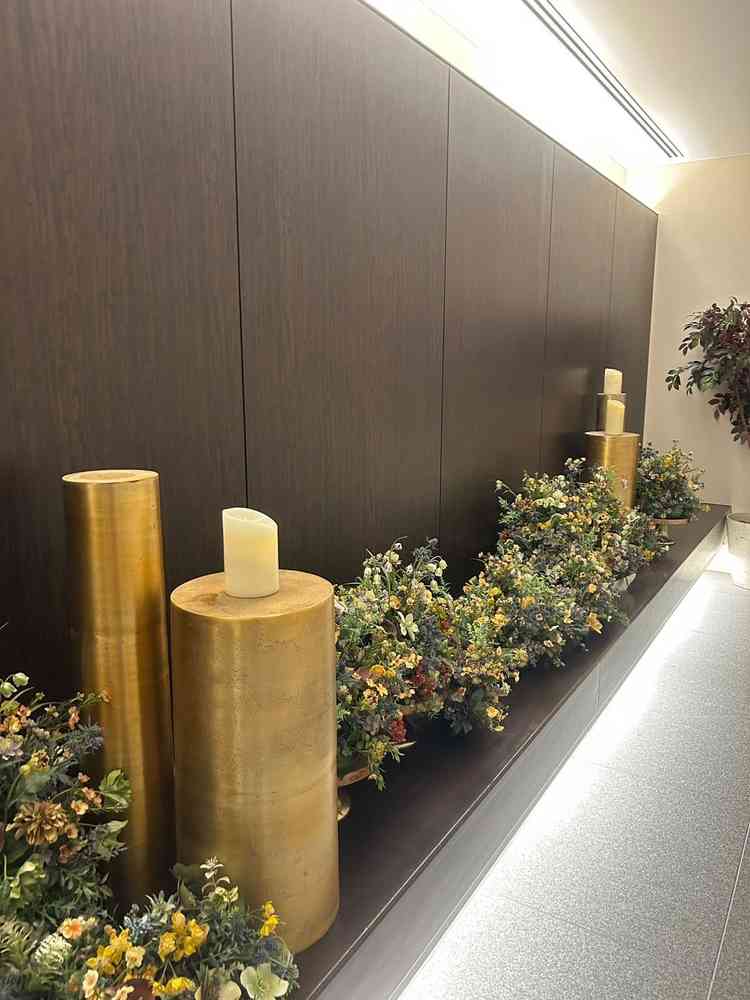 挙式会場に向かう廊下は自由度の高い装飾をすることができて良かった。