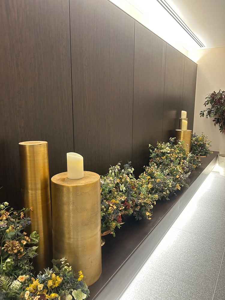 挙式会場に向かう廊下は自由度の高い装飾をすることができて良かった。