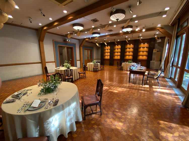 小規模で行う予定で案内していただいた披露宴会場は、清潔感がありつつ木目調の床で暖かみを感じました