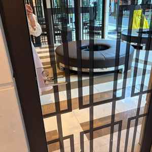 入り口クローク近くにゲストが着替えできるスペース多くあり