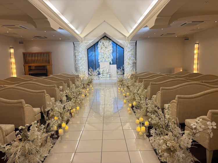 チャペル。バージンロードには電飾やドライフラワーが装飾されていたが、全体的な雰囲気がシンプルで良かっ