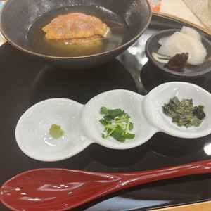 締めの鯛茶漬け。お米にも拘っているとのことでした。お茶漬け以外はお箸で食べられる点に驚きました。