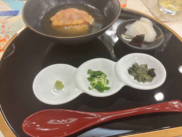 締めの鯛茶漬け。お米にも拘っているとのことでした。お茶漬け以外はお箸で食べられる点に驚きました。