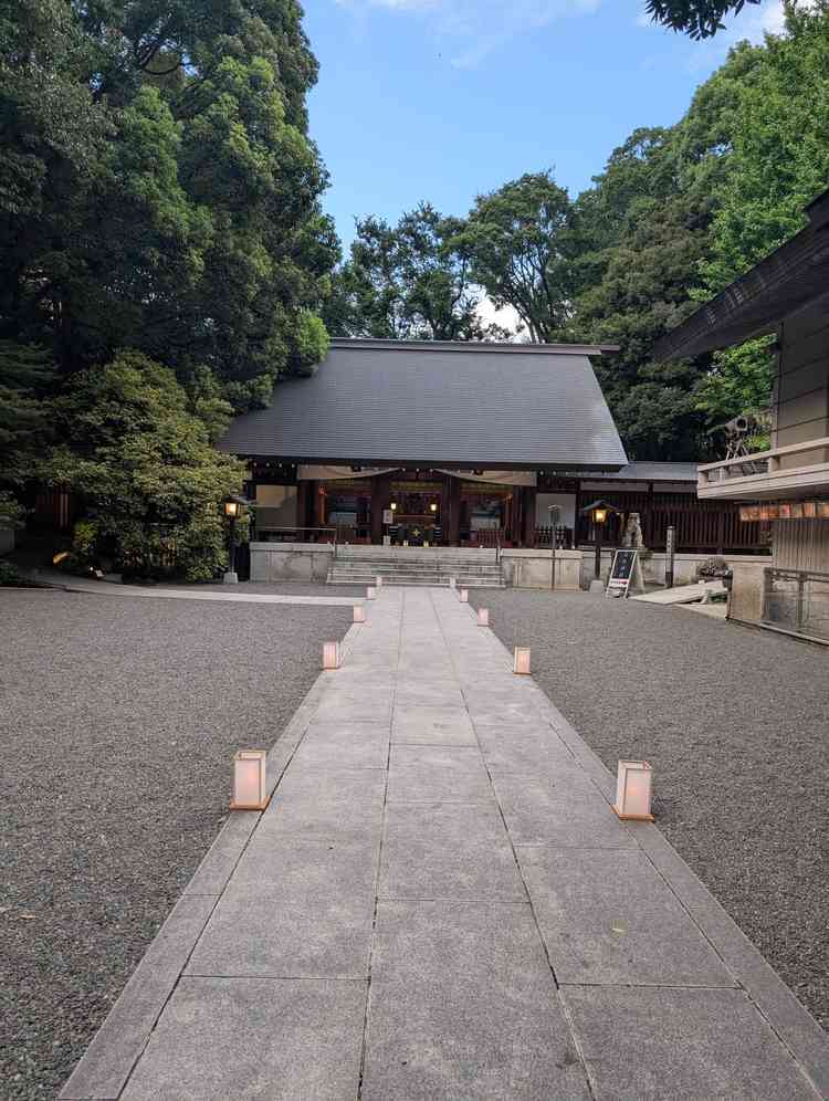 本殿までの動線は短くてちょうど良く、都心にもかかわらず緑に囲まれたような落ち着いた雰囲気でした。