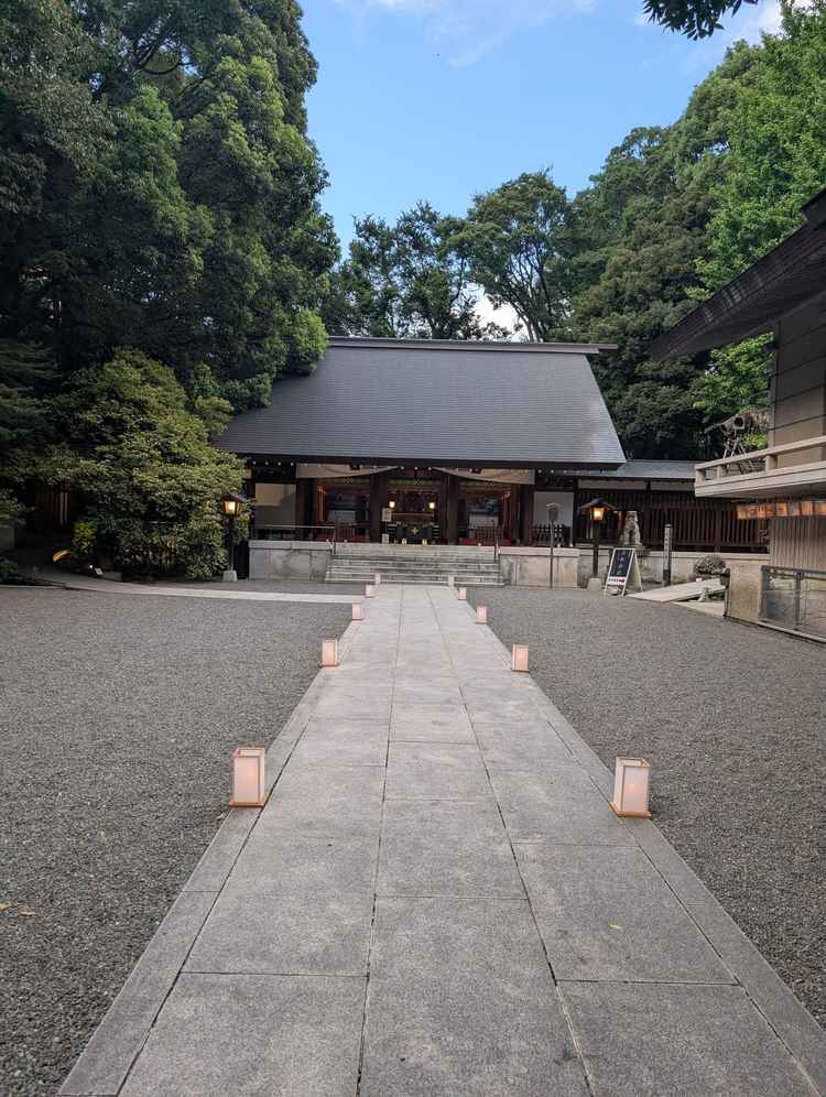 本殿までの動線は短くてちょうど良く、都心にもかかわらず緑に囲まれたような落ち着いた雰囲気でした。