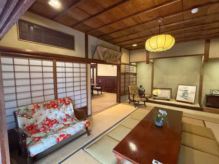 親族控室からはお庭が見えます。（お庭側の廊下から撮っています）