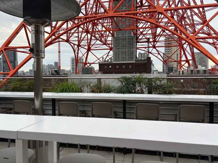 屋上。ゲストの待合スペースとしてここも使用可能とのこと。