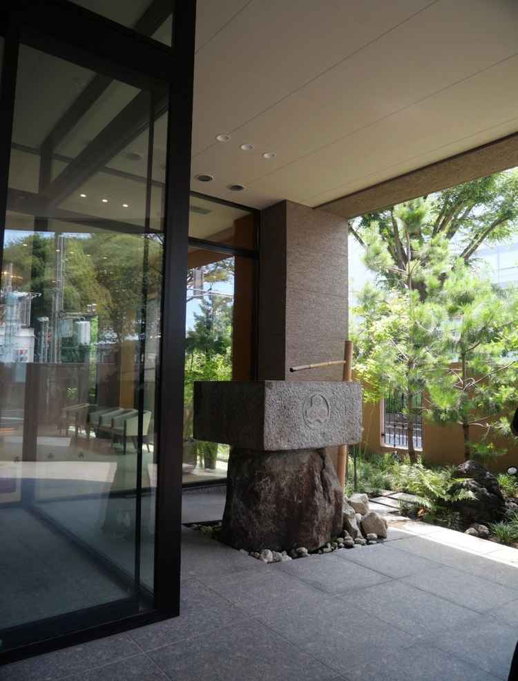 入り口横に馬の水飲み場、老舗ならでは
