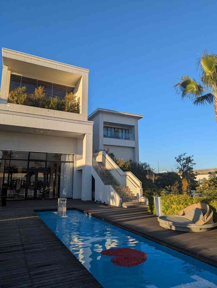 ガーデンから見た挙式会場・披露宴会場。階段入場もできるみたいです