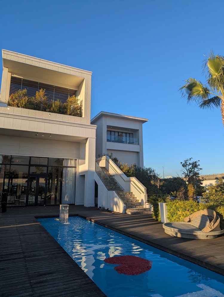 ガーデンから見た挙式会場・披露宴会場。階段入場もできるみたいです