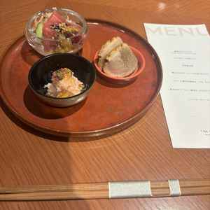 来館特典でいただいた、4万円相当コースの試食と、メニュー表。