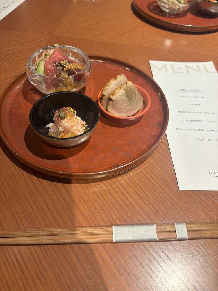 来館特典でいただいた、4万円相当コースの試食と、メニュー表。