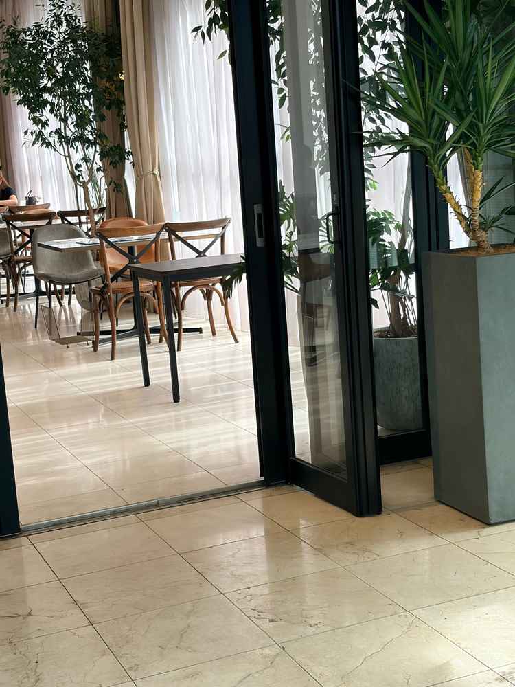 相談会場のサロンの内部の写真です。私たち含め4組が説明を受けていました。