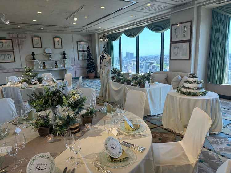 パラッツオという披露宴会場は、窓があるだけでなく、全体的に可愛らしさを感じる雰囲気があった。