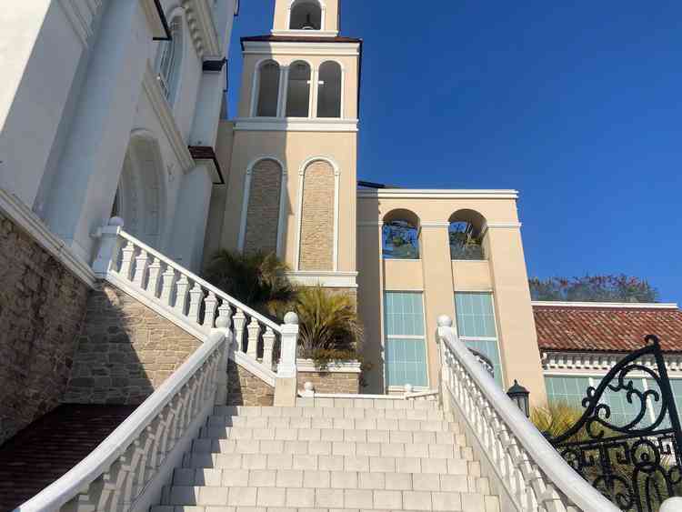 挙式を終えてここでフラワーシャワーができます。お写真映えしそうな白い階段