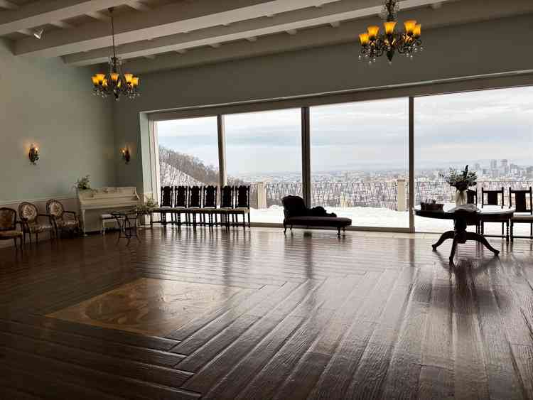 ゲスト待合室です。ウェルカムドリンクなども用意可能だそうです。