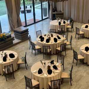 大階段からみた披露宴会場の写真です。お色直しのときに見る景色です