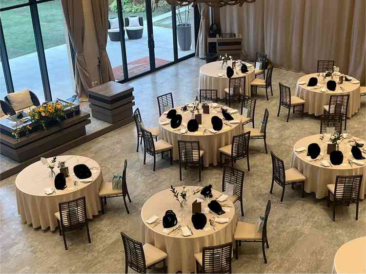 大階段からみた披露宴会場の写真です。お色直しのときに見る景色です