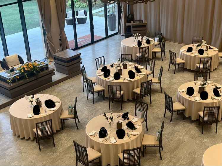 大階段からみた披露宴会場の写真です。お色直しのときに見る景色です