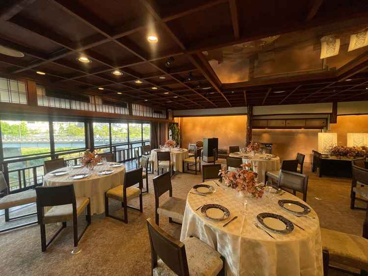 中くらいの披露宴会場