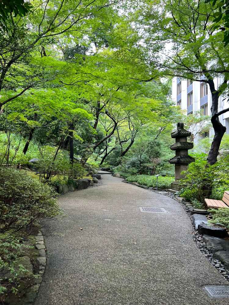 独立型チャペルへ続く庭園。緑が綺麗でドレスも和装も写真が映えそう。
