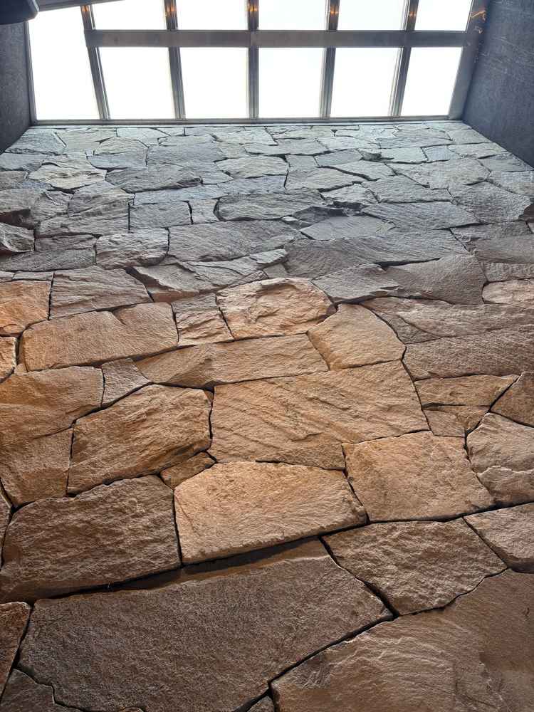 見上げた写真。石壁の迫力がすごい。明るい光が差し込んでいます。