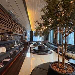 待合スペース置いてある小物はデフォルトで設置もできるし気に入らなければ全部外してOK