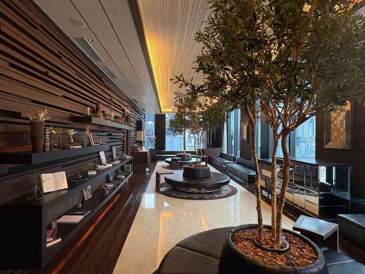 待合スペース置いてある小物はデフォルトで設置もできるし気に入らなければ全部外してOK