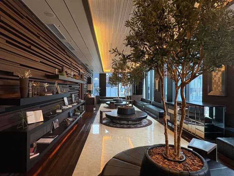 待合スペース置いてある小物はデフォルトで設置もできるし気に入らなければ全部外してOK