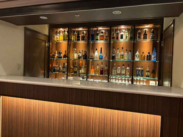 バーカウンター。各披露宴会場にあるのも良い。