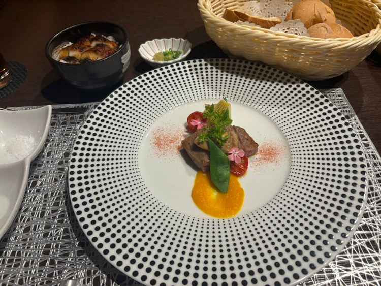 お肉は口の中で一瞬でとろける柔らかさ。脂はとても甘く、塩、柚子胡椒、トリュフ入りソース何でも合う。