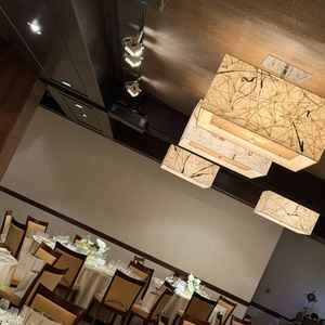 和紙の照明がとてもオシャレな雰囲気の披露宴会場。カーテンを開くと日本庭園が現れる。