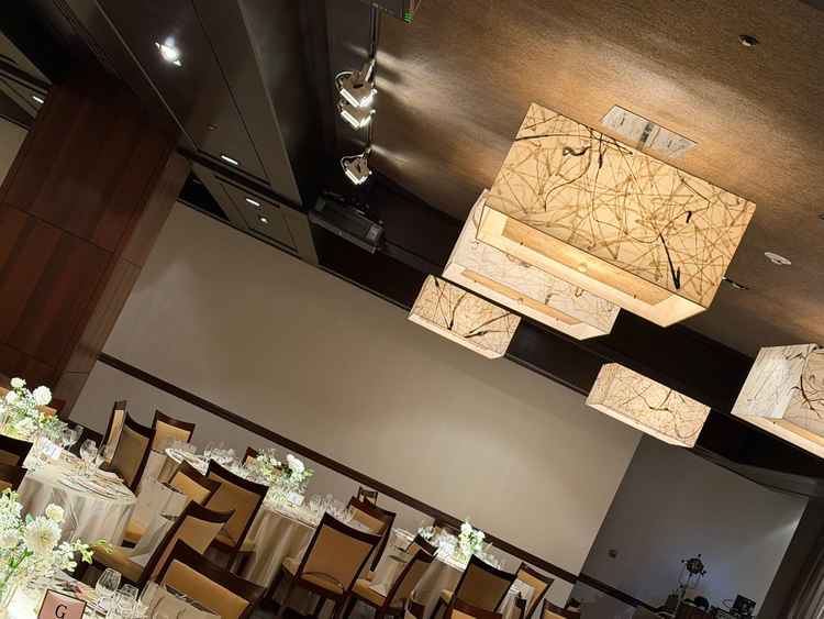 和紙の照明がとてもオシャレな雰囲気の披露宴会場。カーテンを開くと日本庭園が現れる。