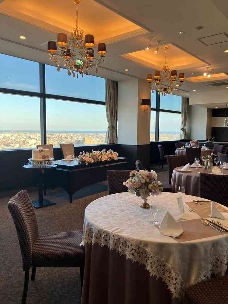 6〜40名収容できる少人数専用会場です。仙台を一望できる贅沢な空間でした。