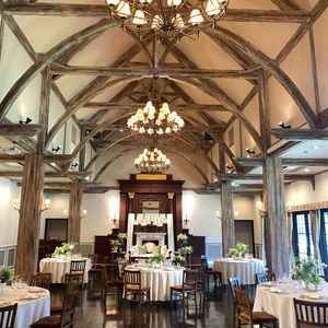 ナチュラルな雰囲気の、披露宴会場（食事会場）が素敵でした。すぐ前ガーデンが見える景色も良かったです。