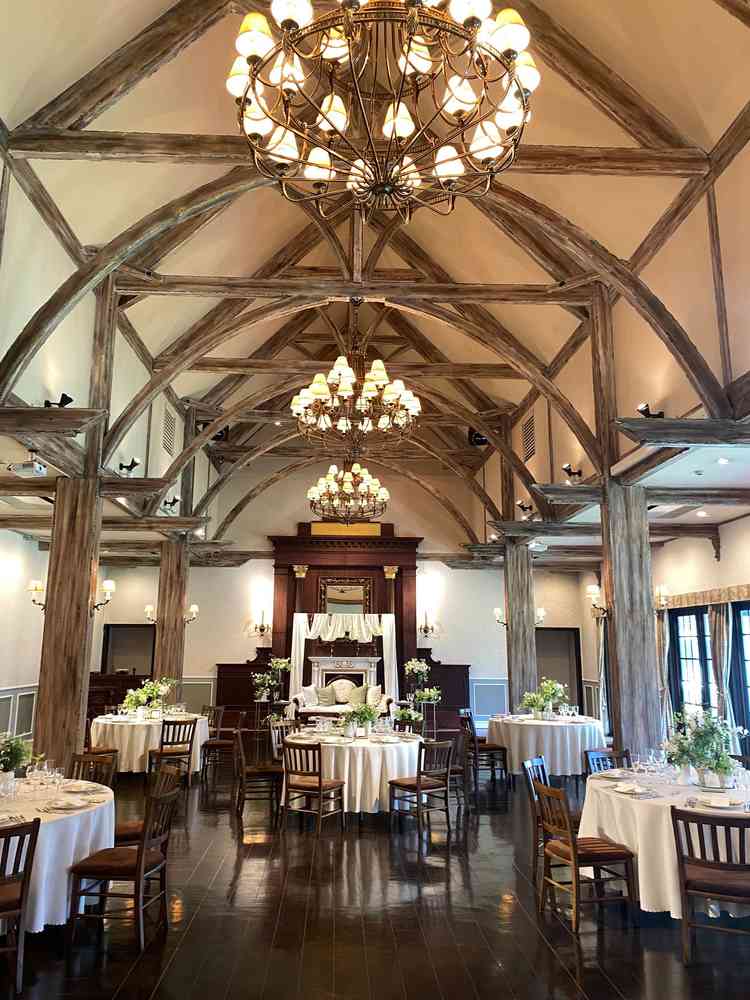 ナチュラルな雰囲気の、披露宴会場（食事会場）が素敵でした。すぐ前ガーデンが見える景色も良かったです。