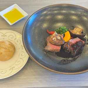 試食の牛フィレ肉のロッシーニ風