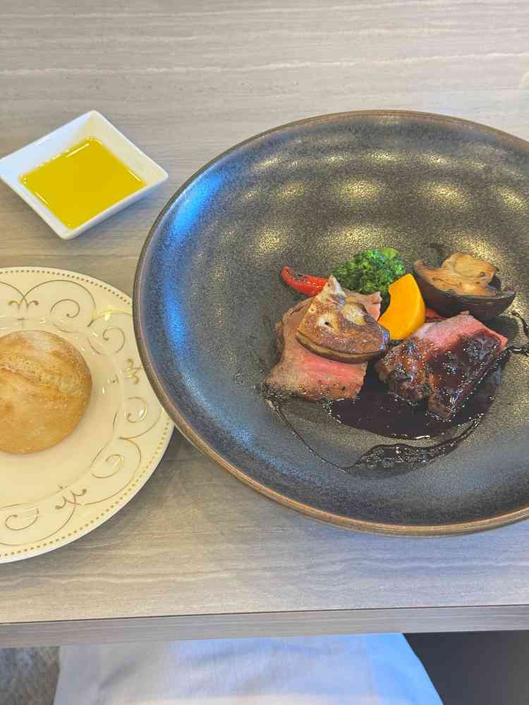 試食の牛フィレ肉のロッシーニ風