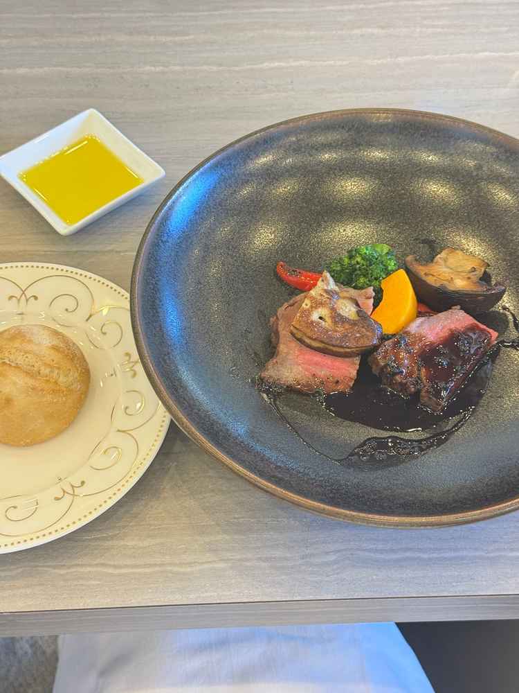 試食の牛フィレ肉のロッシーニ風