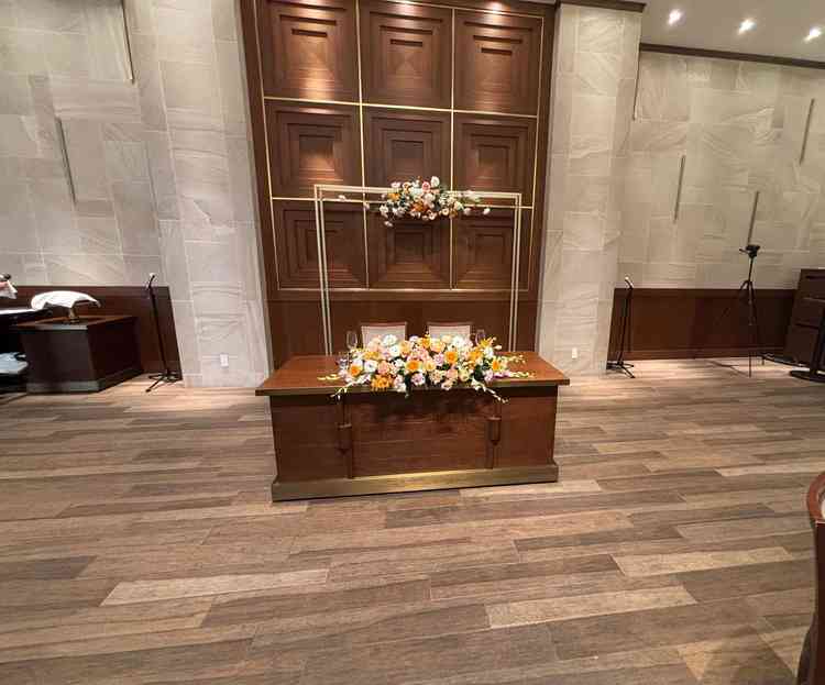 披露宴会場は木を使っているデザインで温かみを感じることができました。