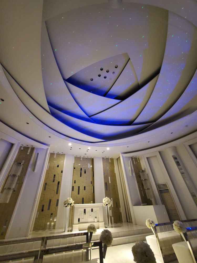 チャペルの天井です。プラネタリウムの演出と、バラのモチーフが印象的です。