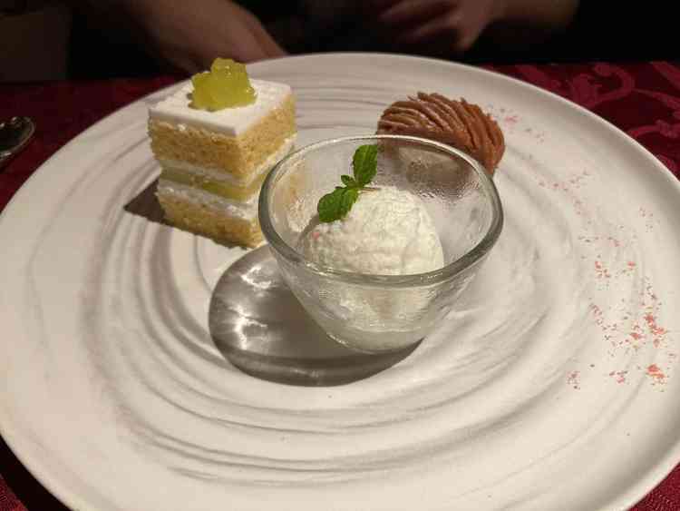 デザートの写真です。左上のケーキのマスクメロンにこだわっているとのことでした。