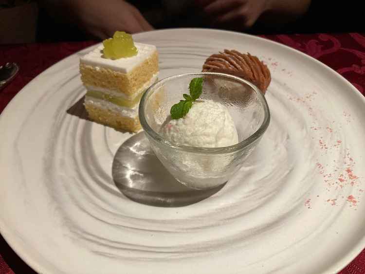 デザートの写真です。左上のケーキのマスクメロンにこだわっているとのことでした。